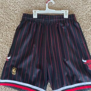 Mens Mitchell & Ness Harwood Classic Bulls shorts.